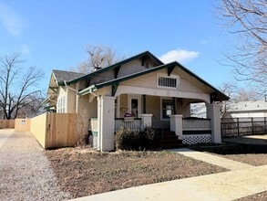 Building Photo - 817 N Maple St