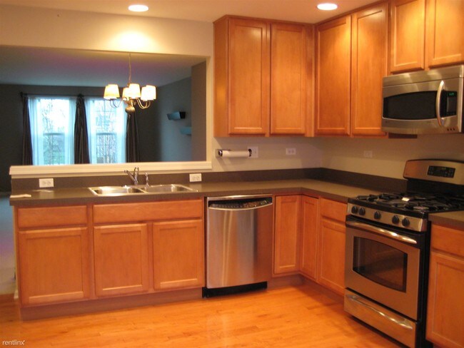Building Photo - 3 br, 2.5 bath Townhome - The Reserve