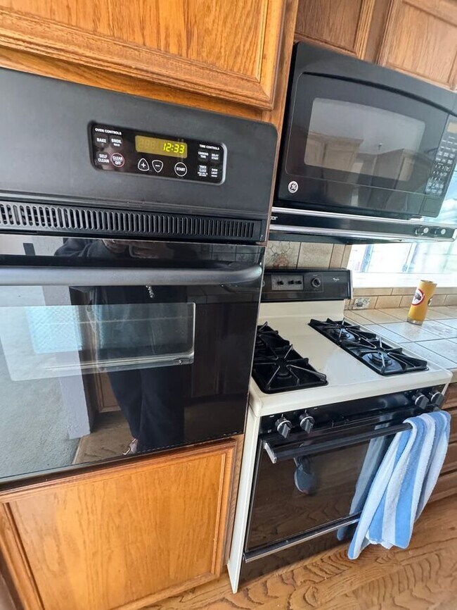 Foto del edificio - WATERFRONT Gravelly Lake Large 4 Bedroom Home in Lakewood!