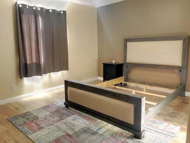 Building Photo - Beautifully updated house in Burbank Blvd is now available for rent