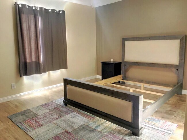 Foto del edificio - Beautifully updated house in Burbank Blvd is now available for rent