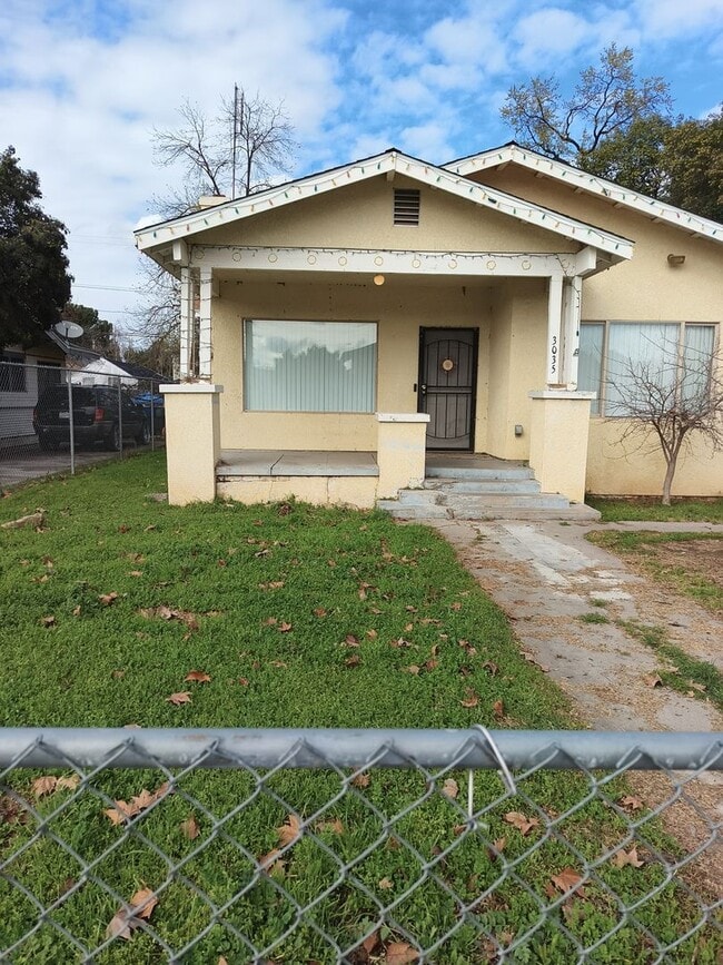 Building Photo - 3035 E El Monte Way