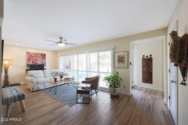 Foto del edificio - 109 E Palm Ln