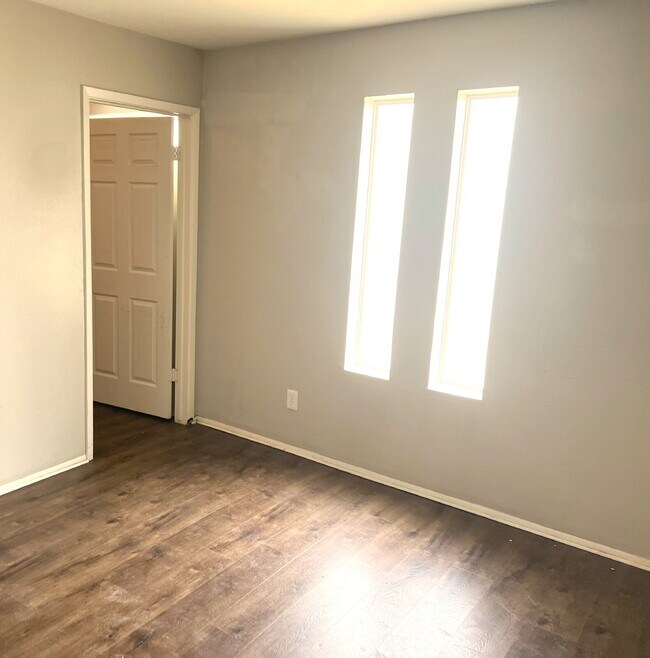 Foto del edificio - SINGLE STORY 2 BEDROOMS 1 BATHROOM NORTH P...