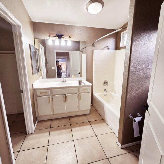 Building Photo - 2219 Camino Dr