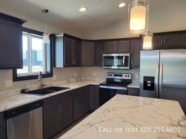 Building Photo - Like New 3 Bd 2 Bath Townhouse with 3-stal...