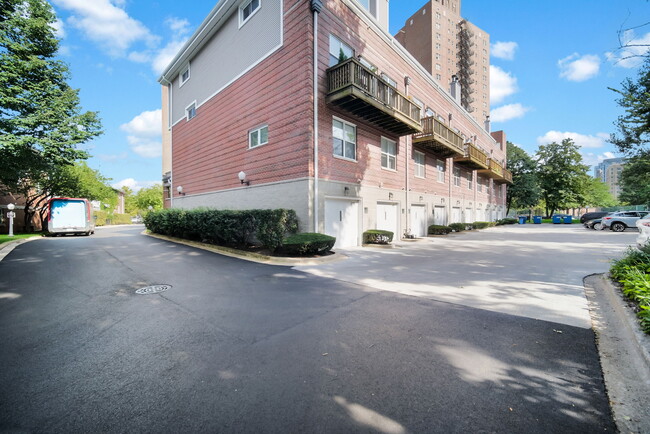 Building Photo - 4934 S Cornell Ave