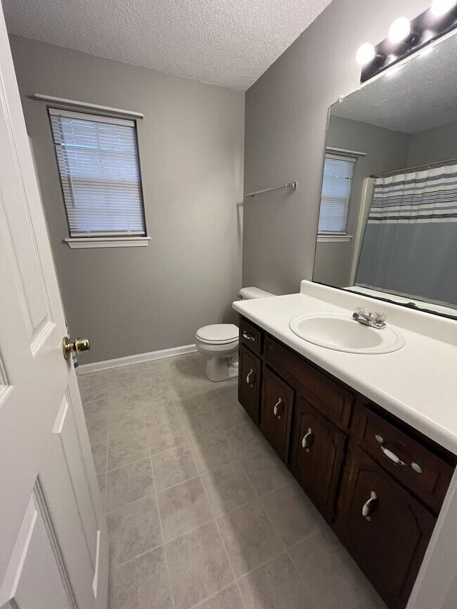 Building Photo - Adorable Oak Grove Home