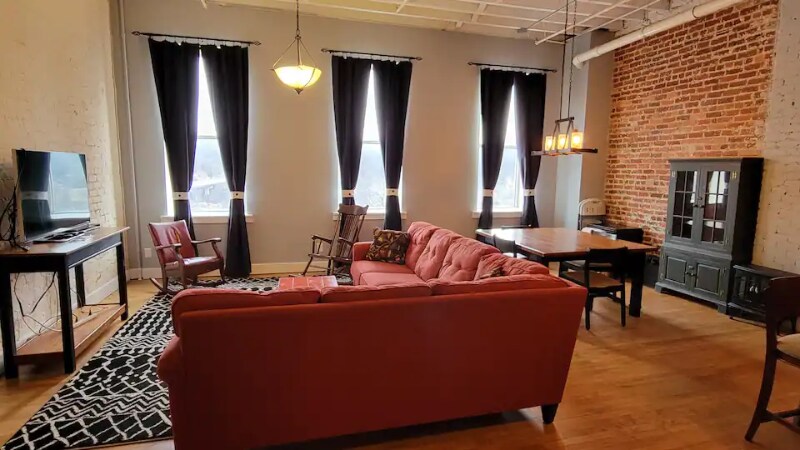 Primary Photo - 722 Commerce St