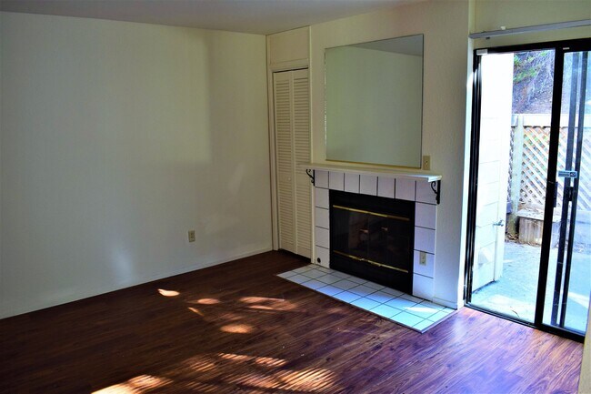 Building Photo - Coming Soon Sunny Seaside Home in Quiet De...