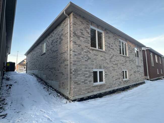 Building Photo - Bungalow in the Picturesque Town of Bobcay...