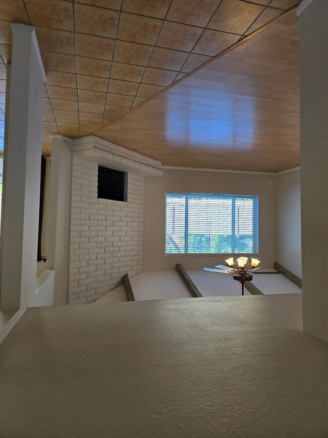 Foto del edificio - 1615 W Summit Pl