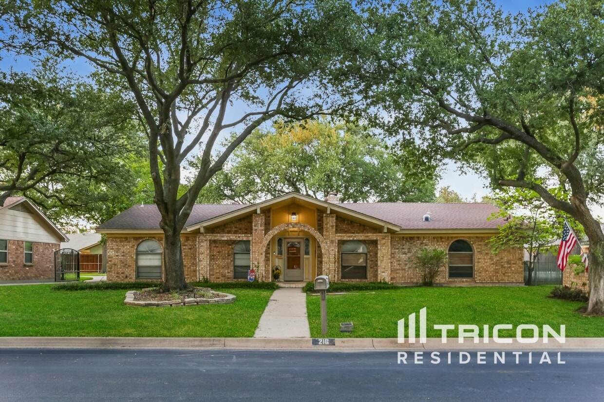 Foto principal - 216 Baker Dr