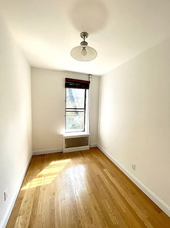 Building Photo - 858 10th Ave