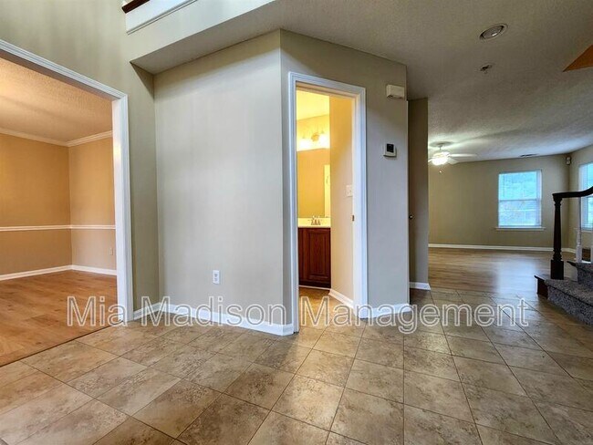Building Photo - 21 Cobblestone Ct