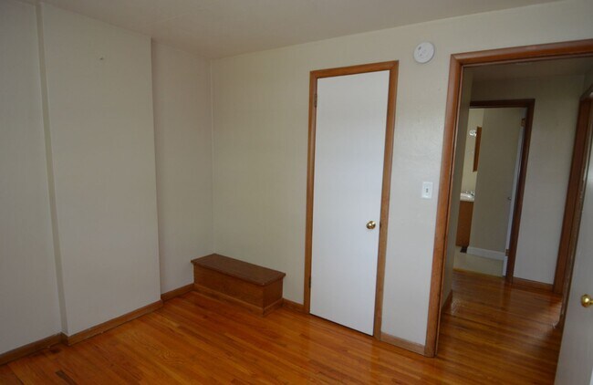 Building Photo - Spacious 4 Bed 2 Bath Duplex! Garage and A...