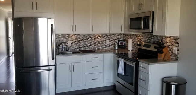 Building Photo - 650 Cedar Point Blvd