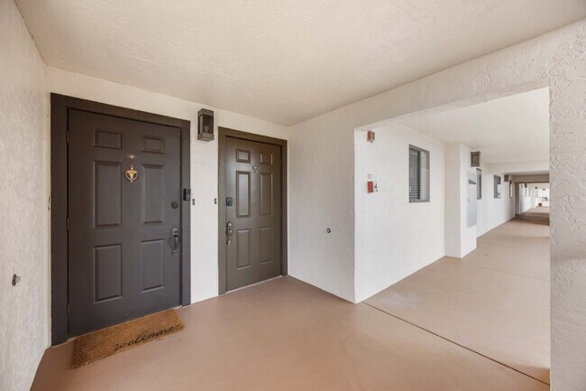 Foto del edificio - "Luxurious 2-Bed, 2-Bath Furnished Condo in the Halyard Club"