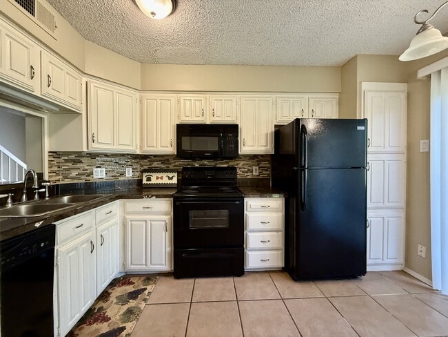 Building Photo - 777 Custer Rd