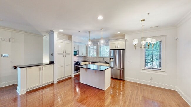 Foto del edificio - 1328 Ordermore Ave