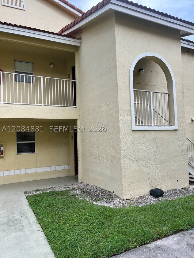 Building Photo - 437 Vista Isles Dr