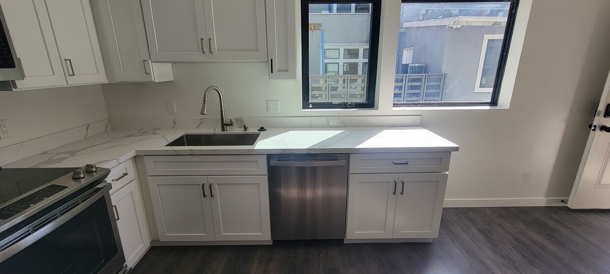 Primary Photo - Single Bed Available Newly Renovated Build...