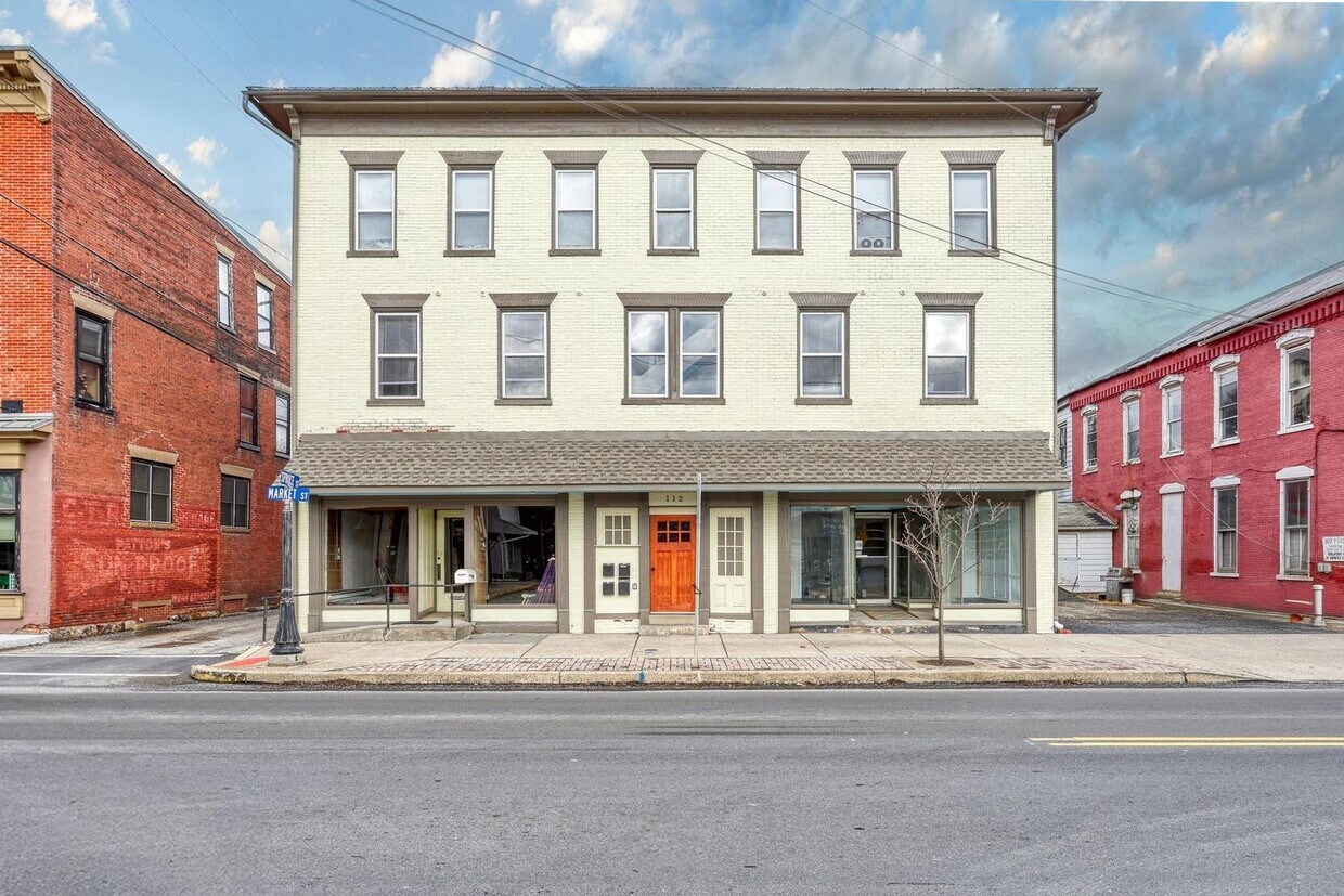Foto principal - Store front in Newport Borough!!