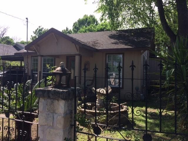 Building Photo - 76 San Saba St
