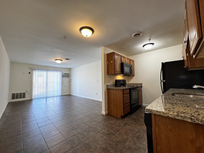 2/1 Dining/Living Room - Lilac & Monument Garden