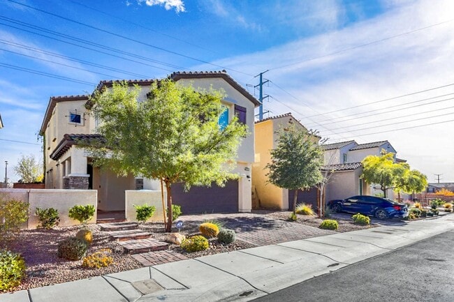 Foto del edificio - Beautiful 4 Bedroom Home In A Gated Skye Canyon Community