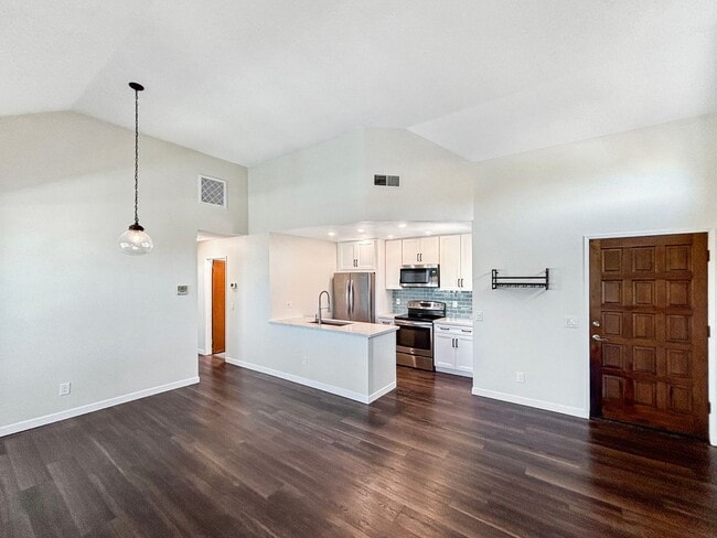Building Photo - Stunning 2BD/2BA Condo in University Heigh...