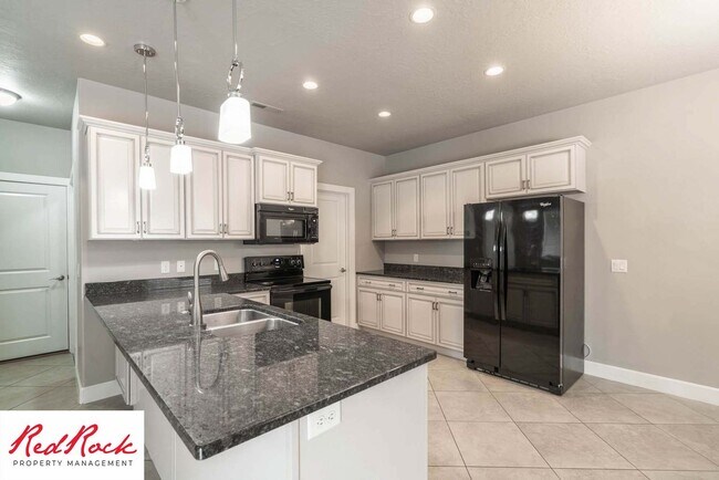 Foto del edificio - Spacious 4 Bedroom, 2.5 Bathroom Centrally...