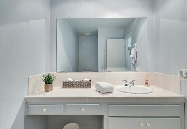 Foto del edificio - Beautiful 3 bed / 2.5 bath Townhome with Patio and 2 car garage in Huntington Beach