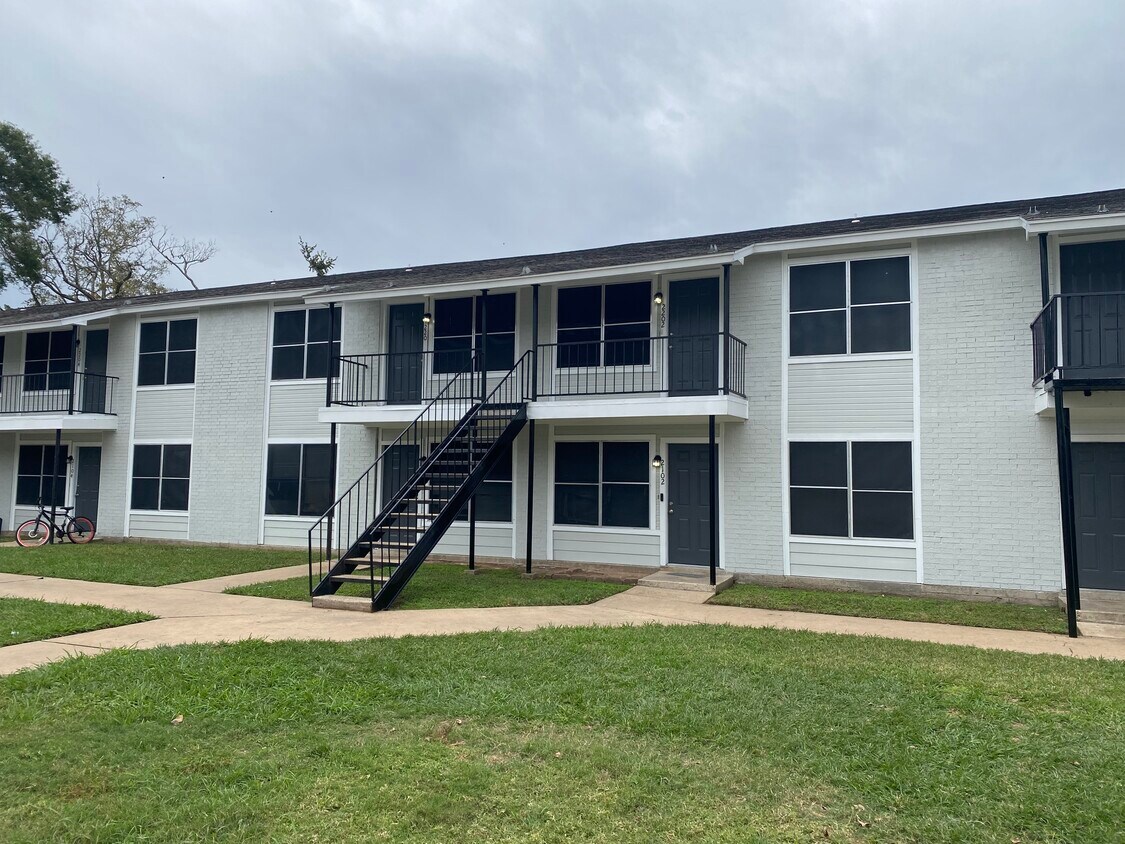 Recently renovated exterior - 102 Oakdale Ct