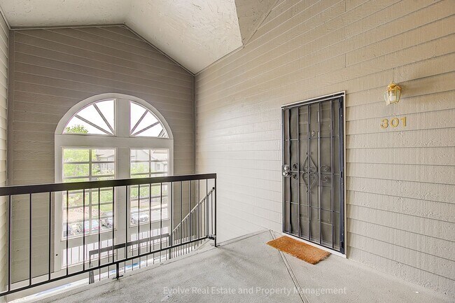 Foto del edificio - Evolve Real Estate: Top-Floor Condo in Prime Denver Location-Near DTC Available May 1st