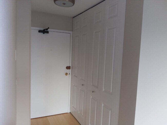 Foto del edificio - 2740 N Pine Grove Ave