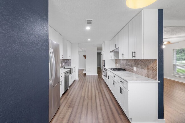 Building Photo - 1222 Haines Dr
