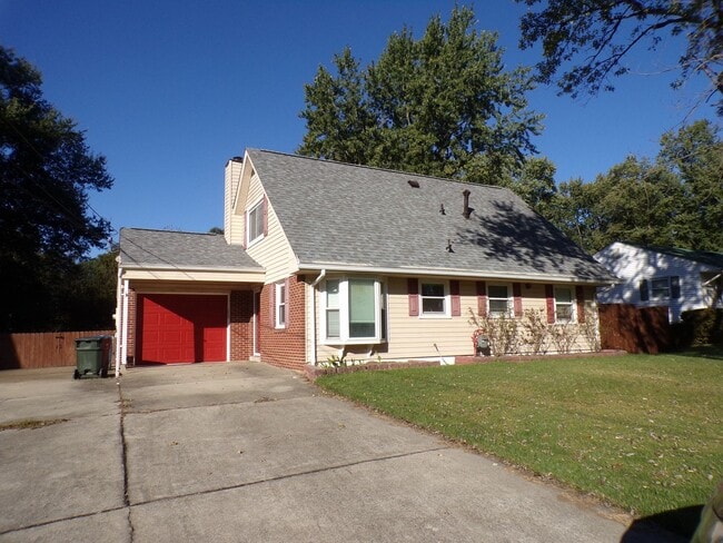 Foto del edificio - Well maintained cute house with huge fence...