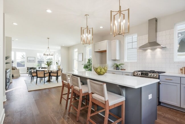 Beautiful Charlotte Park Townhome With Two Car Garage - Beautiful Charlotte Park Townhome With Two Car Garage