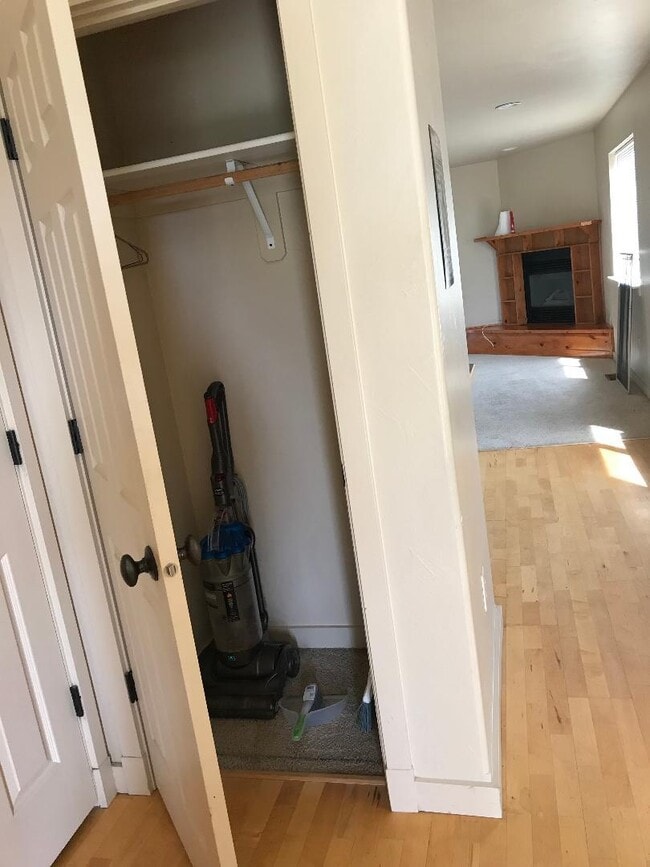 Building Photo - 3 Bedrooms 2 1/2 Bathroom Bozeman Townhouse - Great Location