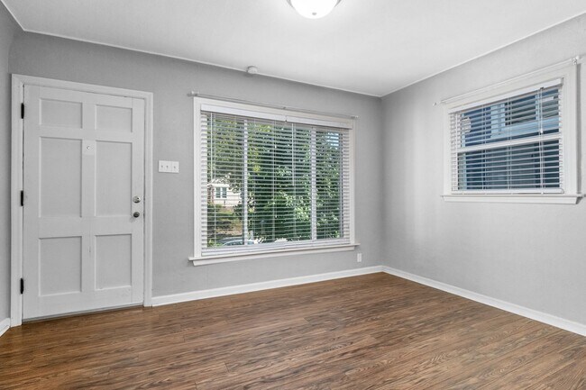 Foto del edificio - Chic French-ish Town-Cottage