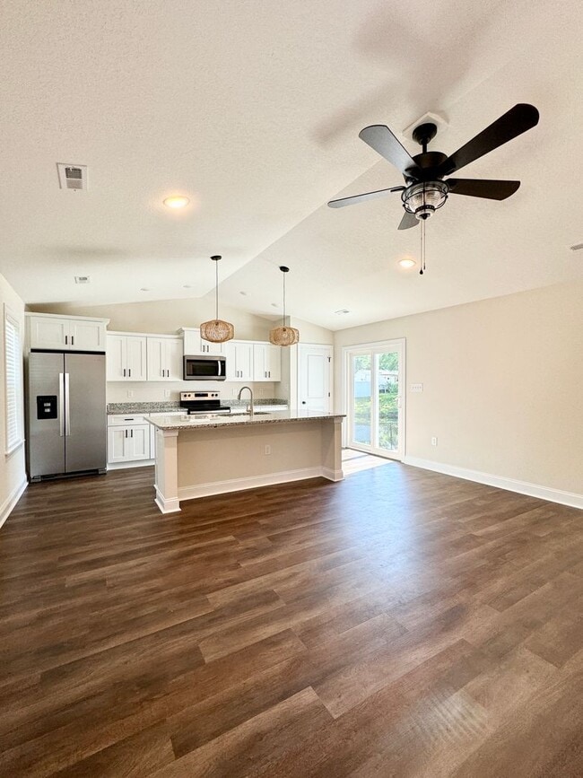 Building Photo - 2014 Phoenix Dr