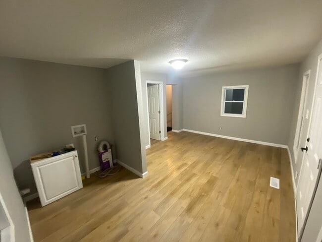 Entrance room & Laundry - 513 Lawrence Ave