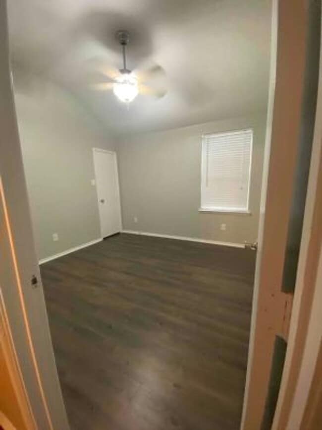 Foto del edificio - New flooring, ready to rent!