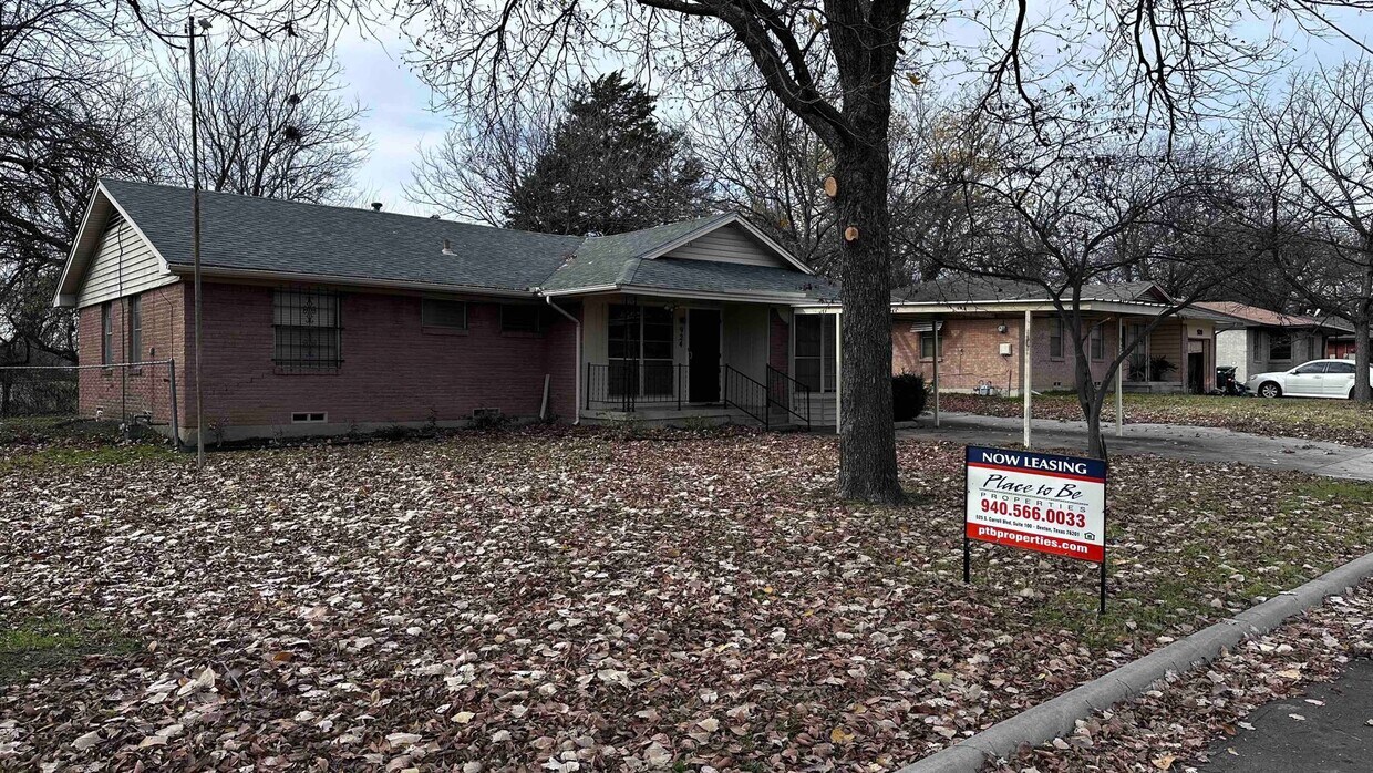 3 Bedroom / 1.5 Bath brick home with carport House Rental in Denton