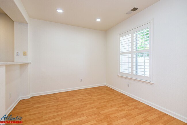 Foto del edificio - Desirable Evergreen Townhouse