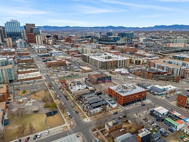 Foto del edificio - 2453 Lawrence St