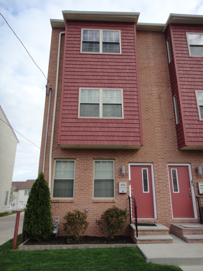 Building Photo - 240 Lauriston St