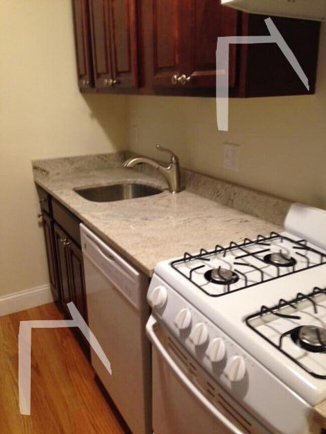 Foto del edificio - 9/1 No Fee! Spacious Fenway/Symphony area 4BR/1.5BA apartment