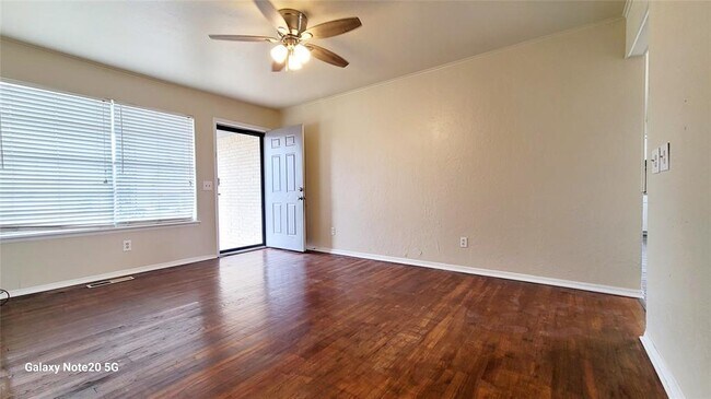Foto del edificio - 7916 S McKinley Ave